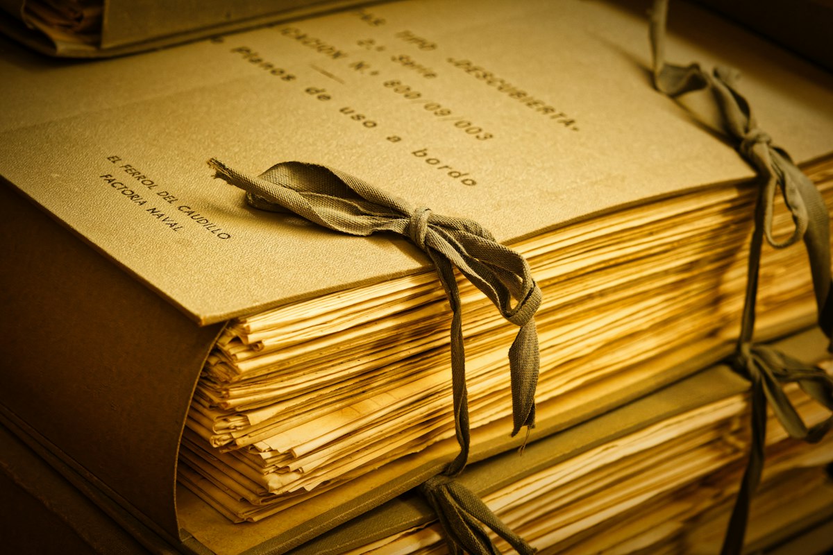 Liasses de documents anciens nouées d'un ruban